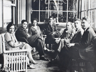 Palma Guillén y Gabriela Mistral junto a amigos