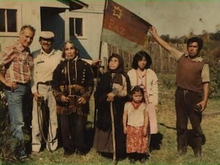 De izquierda a derecha, Carlos López von Vriessen (investigador), Carlos Lincoman (longko del Fundo Coihuin), Pedro Huenteo (longko de Huequetrumao), María Rain Quinan (esposa de Pedro Huenteo, kimche y dirigenta de la comunidad), Hilda Huenteo (nieta), y Nelson Pillampel (presidente del Consejo de Huequetrumao). Abajo, Edit Obando Guenteo (nieta).