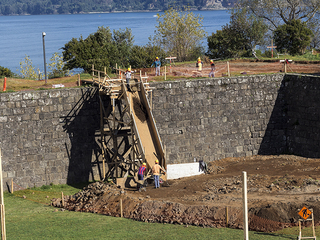 Cuidadosa labor de retiro del suelo de relleno.