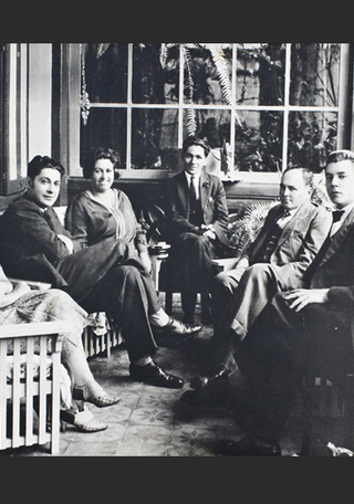 Palma Guillén y Gabriela Mistral junto a amigos
