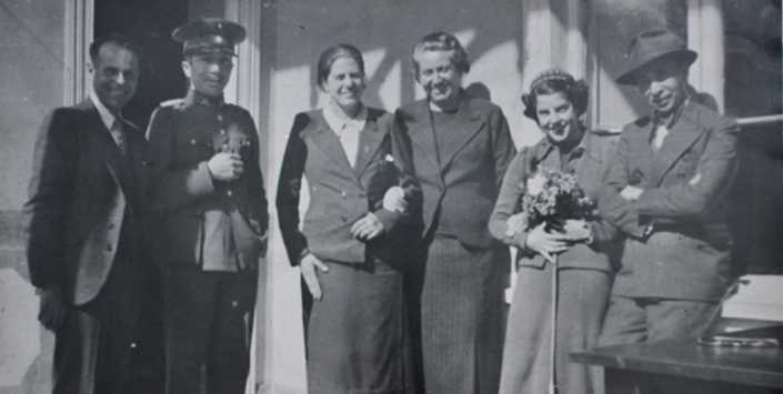 Gabriela Mistral junto a la alcaldesa de Vicuña y amigos