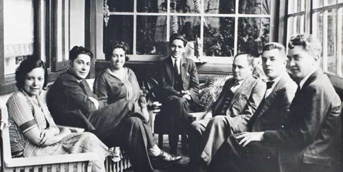 Palma Guillén y Gabriela Mistral junto a amigos
