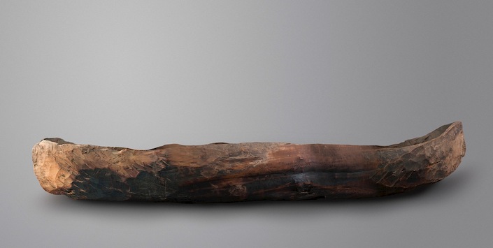 Vista lateral de la banda de estribor de canoa monóxila kawésqar