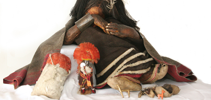 El niño junto al ajuar y las ofrendas funerarias