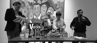 Entrega de libros a expositores en el seminario de Derechos Humanos en La Serena.