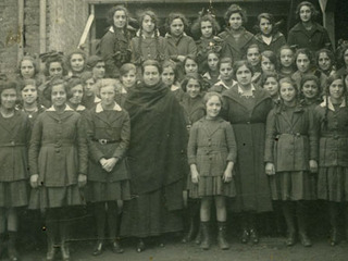 Gabriela Mistral con alumnas del Liceo de Niñas de Temuco