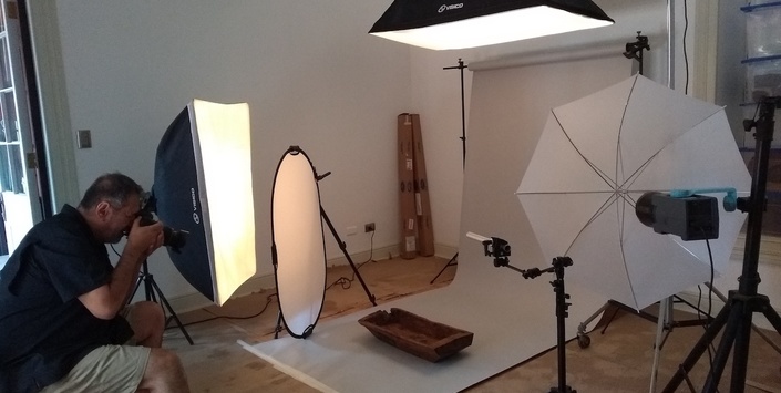 Juan Pablo Turén fotografiando una batea