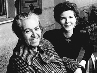 Gabriela Mistral junto a Doris Dana, tía de Doris Atkison.