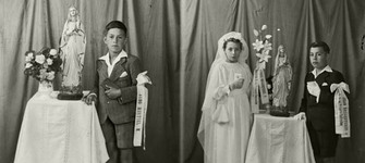 Pareja de niños en su primera comunión