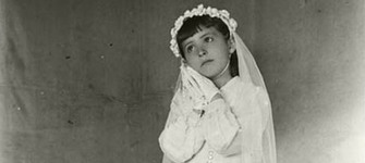 Niña en su primera comunión