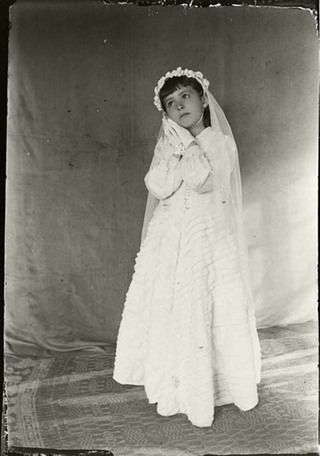 Niña en su primera comunión