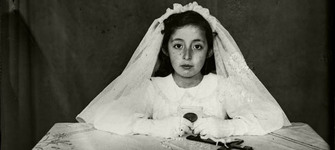 Niña en su primera comunión