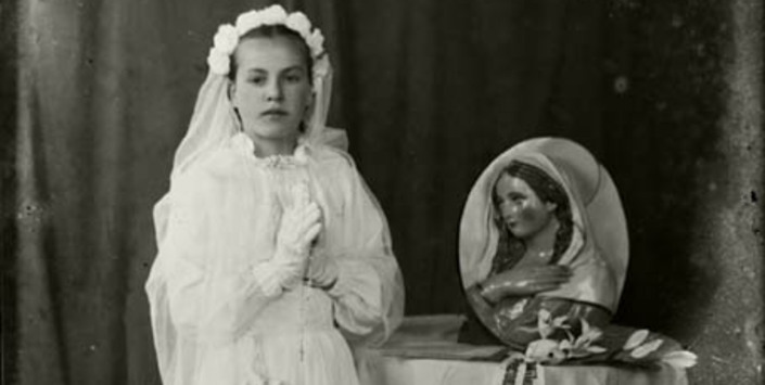 Niña en su primera comunión