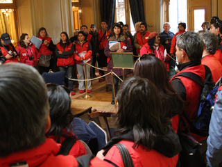 Profesores concentrados en el Hall de acceso