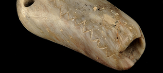 Silbato de piedra acodado