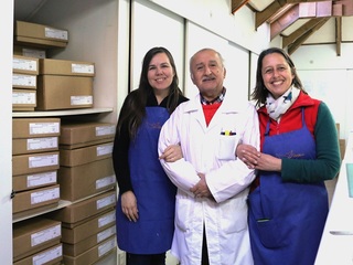 Representantes de Arca Ltd. junto al curador de las Colec. de Ciencias Naturales