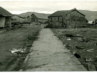 Calle Serrano (actual Costanera). Casas destruidas por el maremoto. Año: 1960. Colección: Enrique Caro Bahamonde.