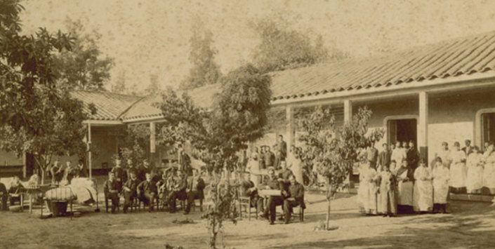 Foto original de médicos y pacientes en el en el Hospital San Borja. 1887. Colección de Fotografía. Museo Histórico Nacional