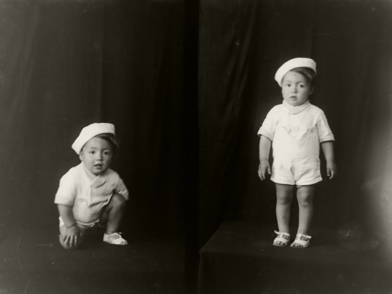 Retrato doble de niño