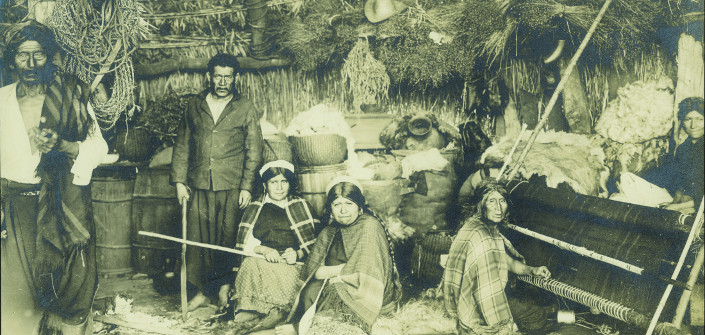 Obder Heffer Bissett. Interior de ruca Mapuche. ca. 1895. Colección de Fotografía Obder Heffer Bissett. Interior de ruca Mapuche. ca. 1895. Colección de Fotografía