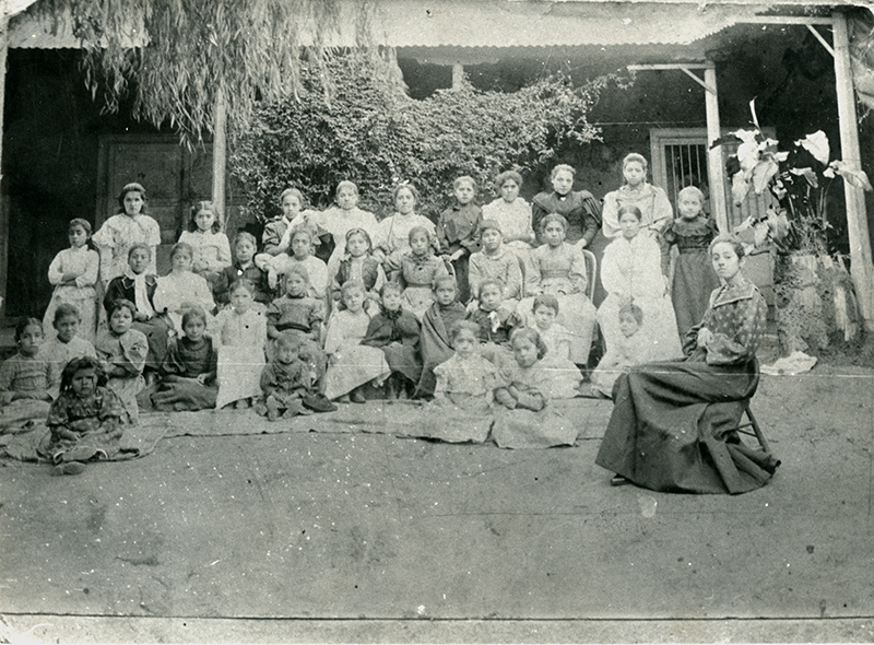 Emelina Molina fue maestra de la poeta en la Escuela de Montegrande. En la fotografía, la pequeña Lucila Godoy se encuentra vestida de negro, de pie a la derecha de su hermana.