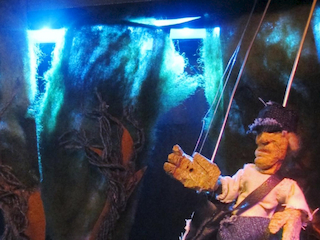 Imagen de una marioneta y escenografía Lambe Lambe perteneciente a la obra "El Cruce" de Estefania Birke.