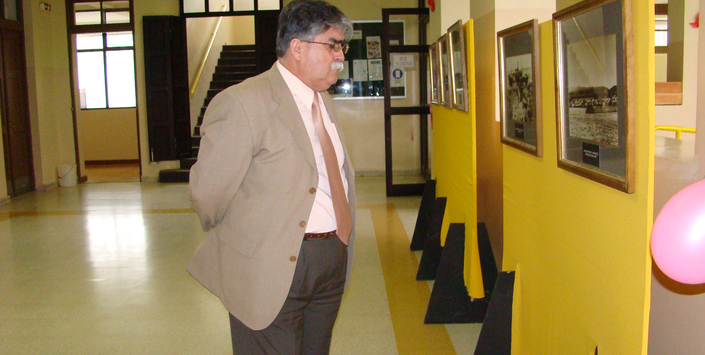 Profesor mirando la exposición.