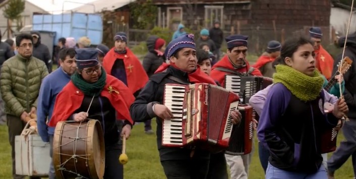 Antes de la preba se hace una bendición de los remos. En cada actividad los pasacalles son muy importantes.