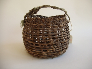 Canasto tejido con fibra vegetal