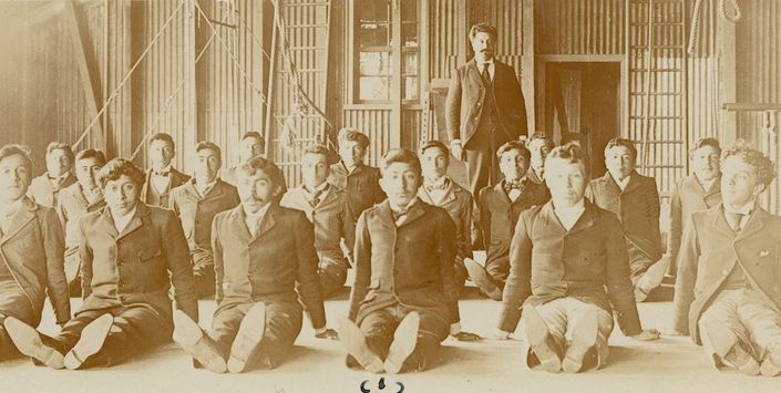 Profesores se instruyen para enseñar gimnasia