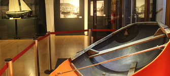 Muestra del montaje y la chalupa de polietileno "Doña Chepa" confeccionada por Francisco Chiguay en isla Alao.