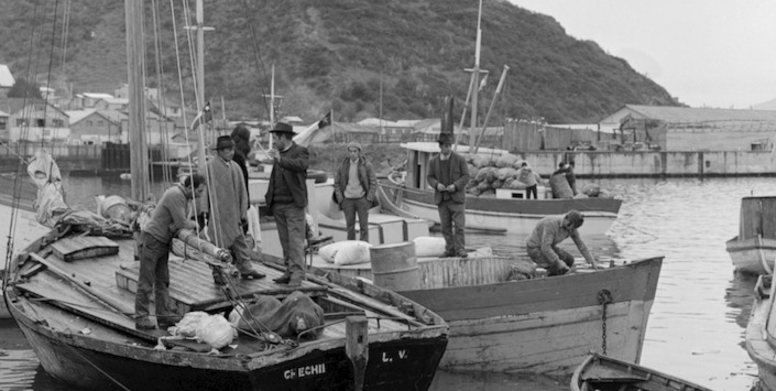 Fotografía: Angelmó, 1973. En la imagen se puede apreciar una lancha chilota