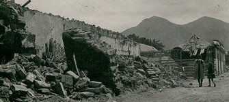 Casa destruida y niñas