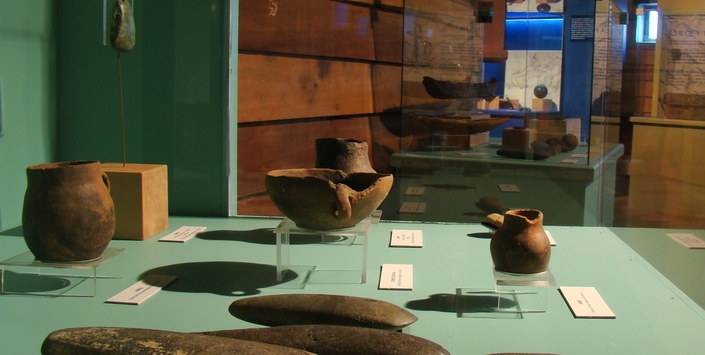 En primer plano, vitrina "Pueblos agricultores"