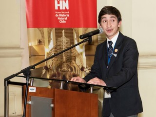 Roberto Vásquez, alumno del Liceo Complejo Educacional de Chimbarongo, entregando su discurso a los asistentes del cierre de la Feria Científica.