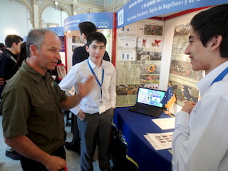 Alfredo Ugarte, jurado de la Feria Científica, conversa con los alumnos participantes.