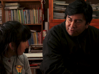 Pedro Ñanco se educó en la misma escuela donde hoy trabaja, la cual se encuentra dentro de su comunidad de origen.