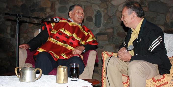 Don Lorenzo Milla entregando su testimonio