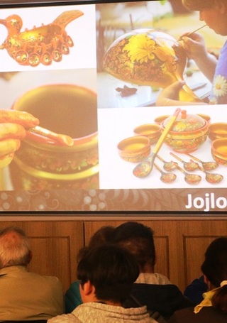 Presentación de diversos objetos tradicionales rusos