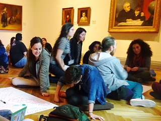 profesores en sala exhibición MNBA