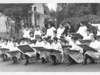 Clase de dibujo al aire libre, Linares. Archivo fotográfico