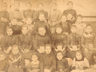 Grupo de alumnas de la Escuela de Talca, 1892. Colección de Fotografía