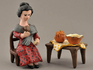 Mujer tomando mate y mesa con ollita y panera / Origen: Talagante / Data: 1988 ca.