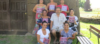 Entrega de ejemplares a funcionarios del museo