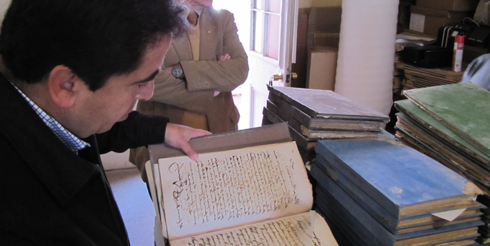 Intendente ojeando antiguo documento administrativo