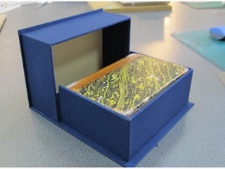 Caja de doble bandeja o clamshell. Correa, S.,2014