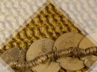 Detalle rotura y faltante en lentejuela del alzacuellos de la Colección Inaugural de 1882.Museo Histórico Dominico, Archivo CNCR,(Rivas, V. 2015)