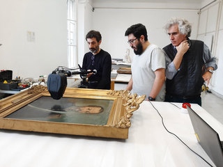Museo Histórico Nacional de Buenos Aires. Fernando Marte y Tomás Aguayo, químicos del IIPC-Tarea y del CNCR trabajando en conjunto en el análisis por fluorescencia de rayos X portátil. Los acompaña Roberto Amigo, coordinador general del Proyecto Monvoisin en América. (Archivo CNCR,Ossa,C. 2019)