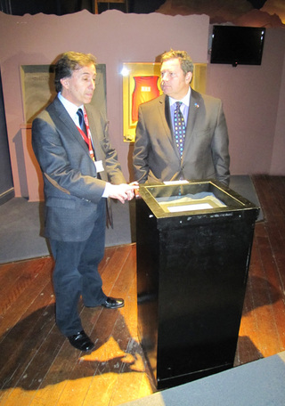 Viendo nota de rescate de los 33 mineros