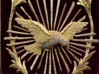 Paloma bordada en relieve: símbolo del Espíritu Santo